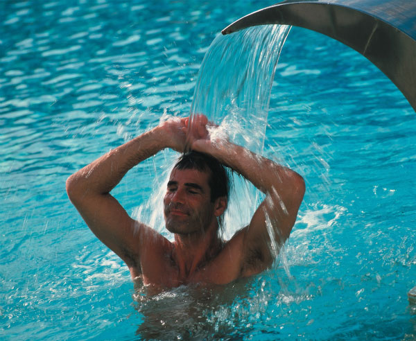 Giochi d’acqua: relax e divertimento in piscina